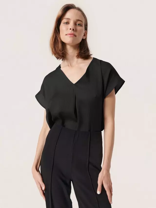 

Блуза Soaked In Luxury Ioana Marija Short Sleeve V-Neck, черный