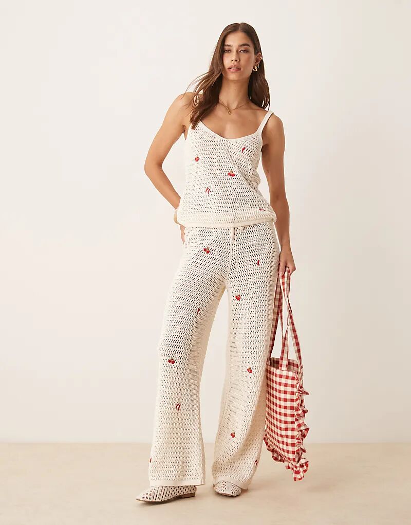 

Трикотажные брюки ASOS DESIGN с вышитыми фруктами в цвете экрю