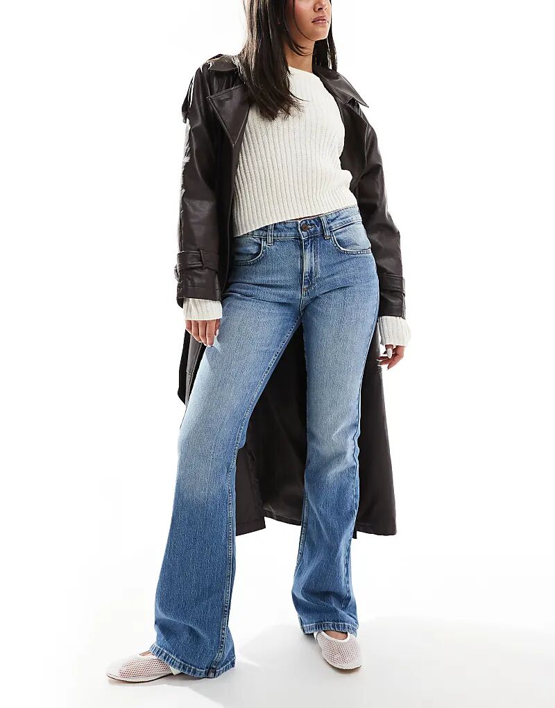

Джинсы bootcut с низкой посадкой в аутентичном средне-синем цвете Pull&Bear