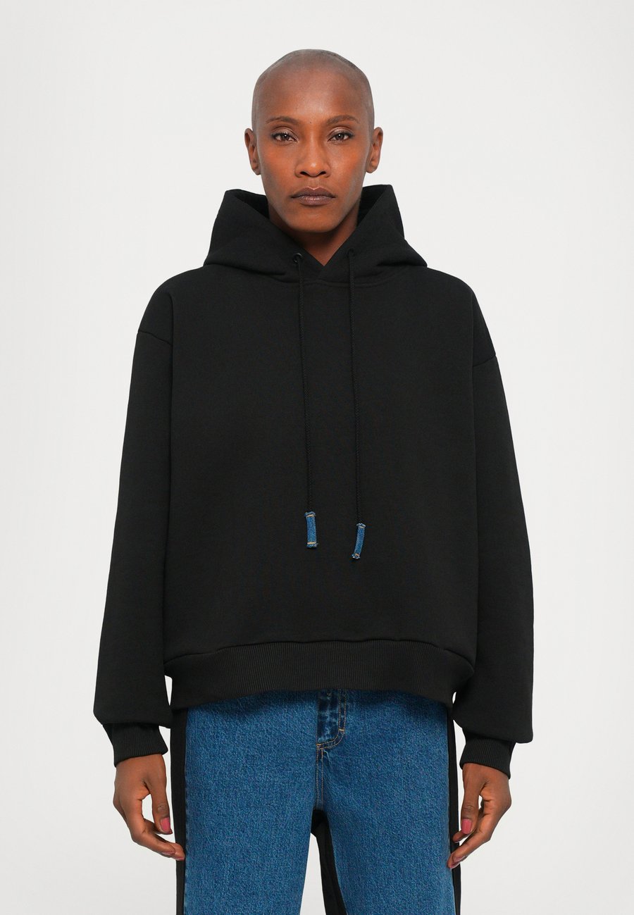 

Толстовка Ksenia Schnaider HOODIE BACK DETAIL, Black/Medium Blue/Black, Черный, Толстовка Ksenia Schnaider HOODIE BACK DETAIL, Black/Medium Blue/Black
