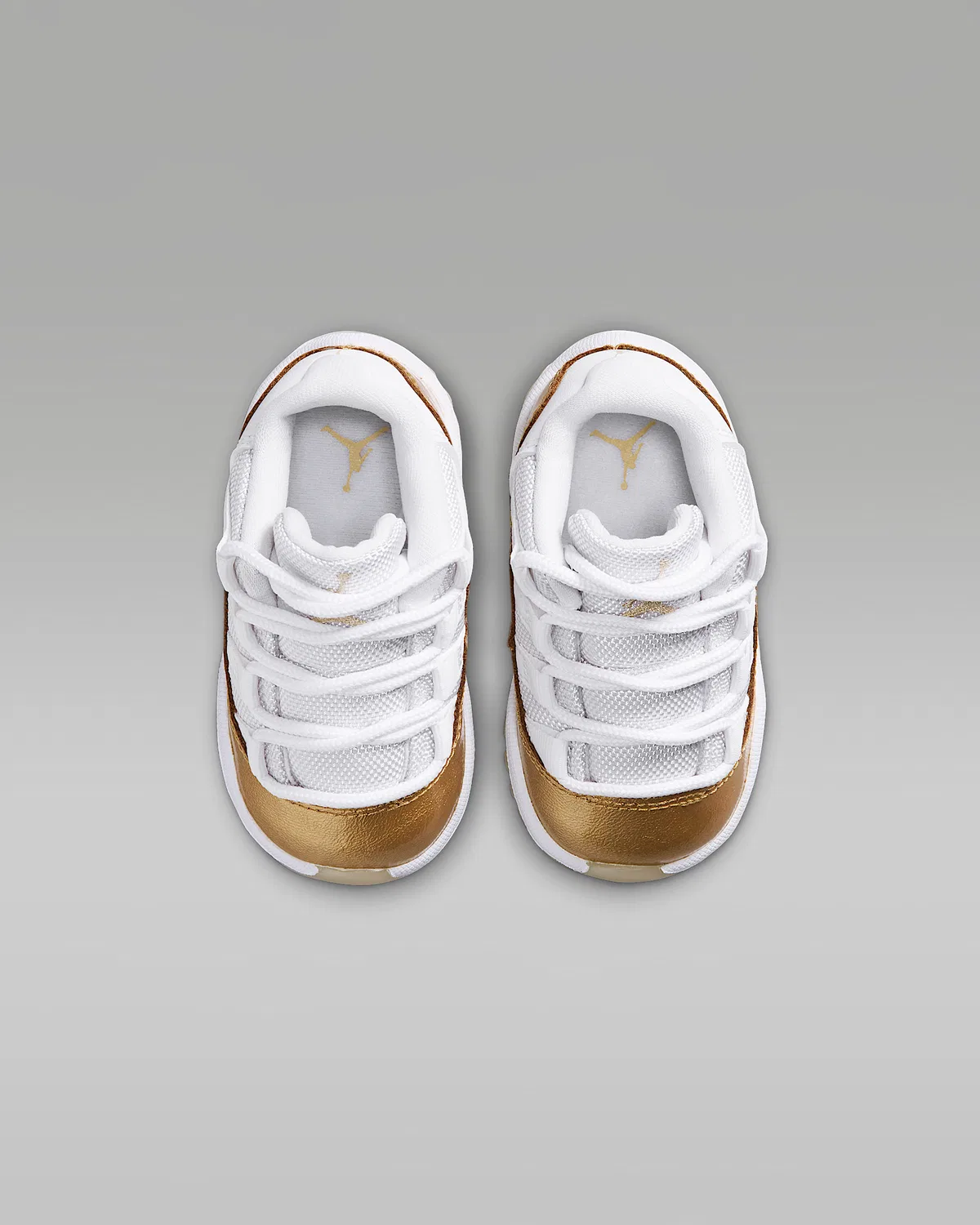 Детские кроссовки Jordan 11 Retro Low "Mother's Day", White/Team Gold/Metallic Gold — фото 4