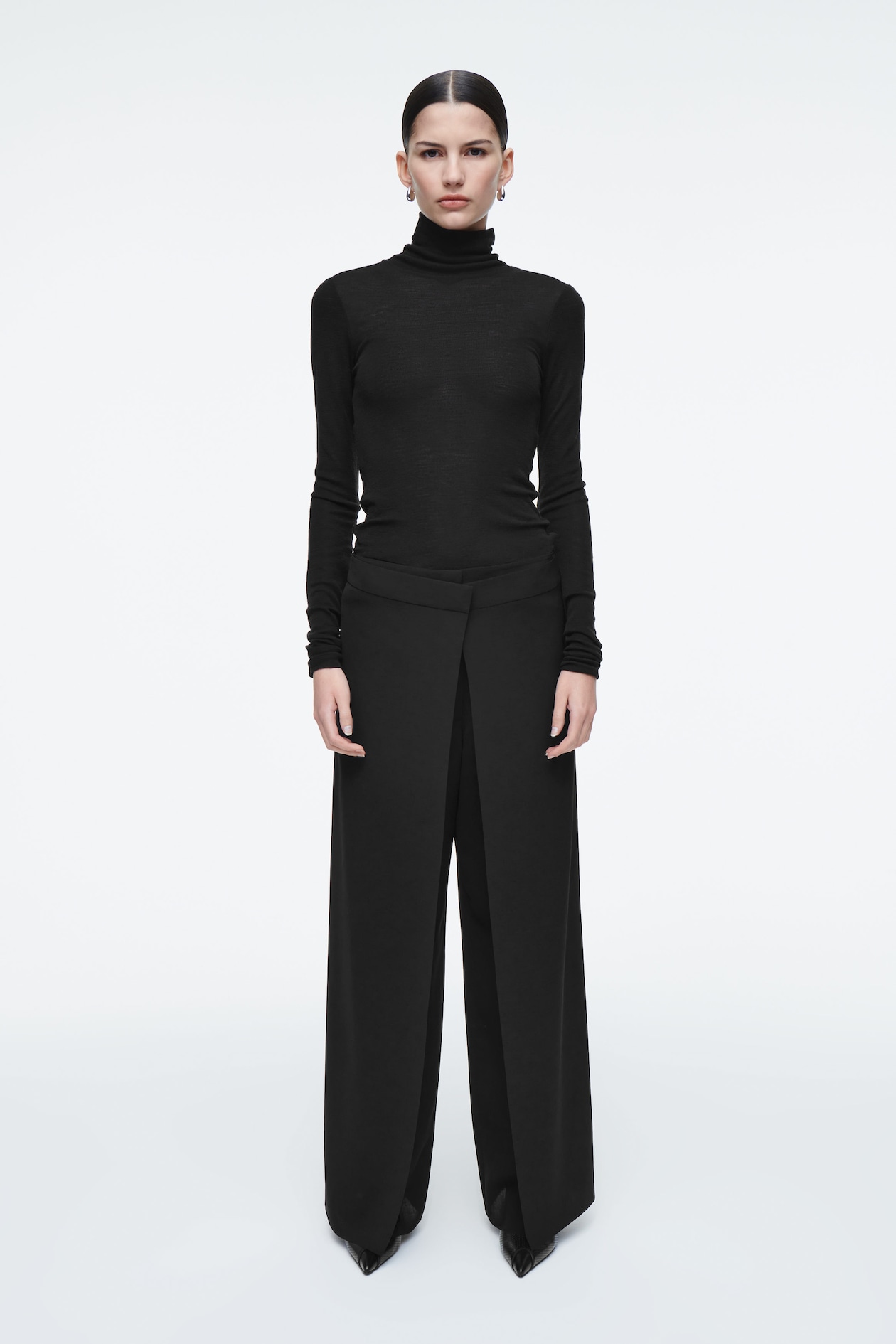 

Прямые брюки с запахом-regular fit COS, черный