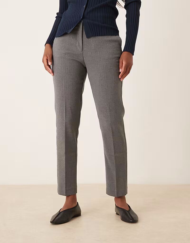 

Узкие брюки длиной до щиколотки серого цвета Mango