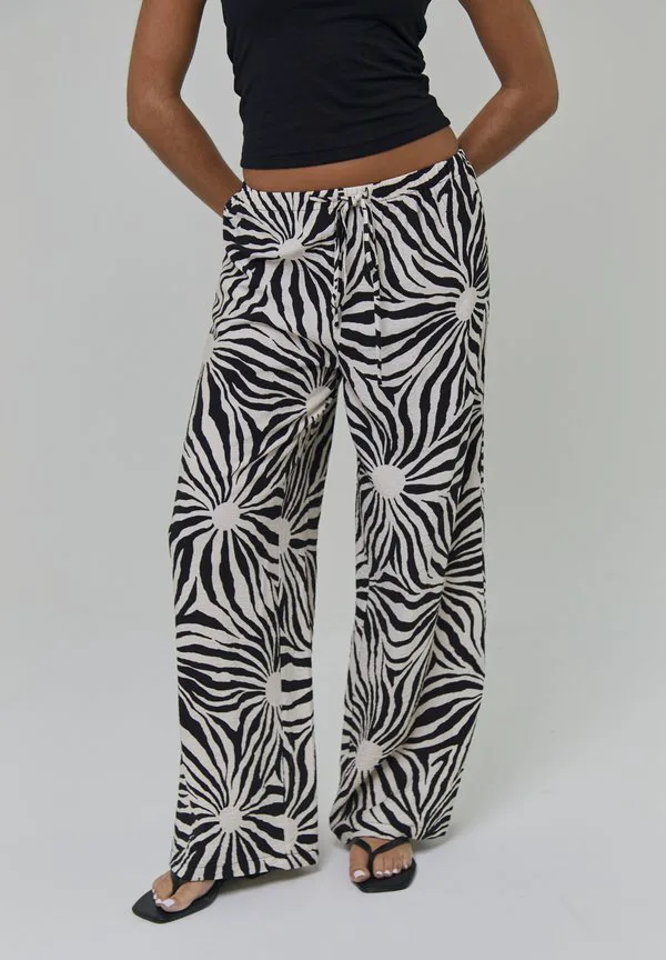 

Пляжный аксессуар с широкими штанинами и текстурой в виде солнечных лучей South Beach, Monochrome, Серебристый, Пляжный аксессуар с широкими штанинами и текстурой в виде солнечных лучей South Beach, Monochrome