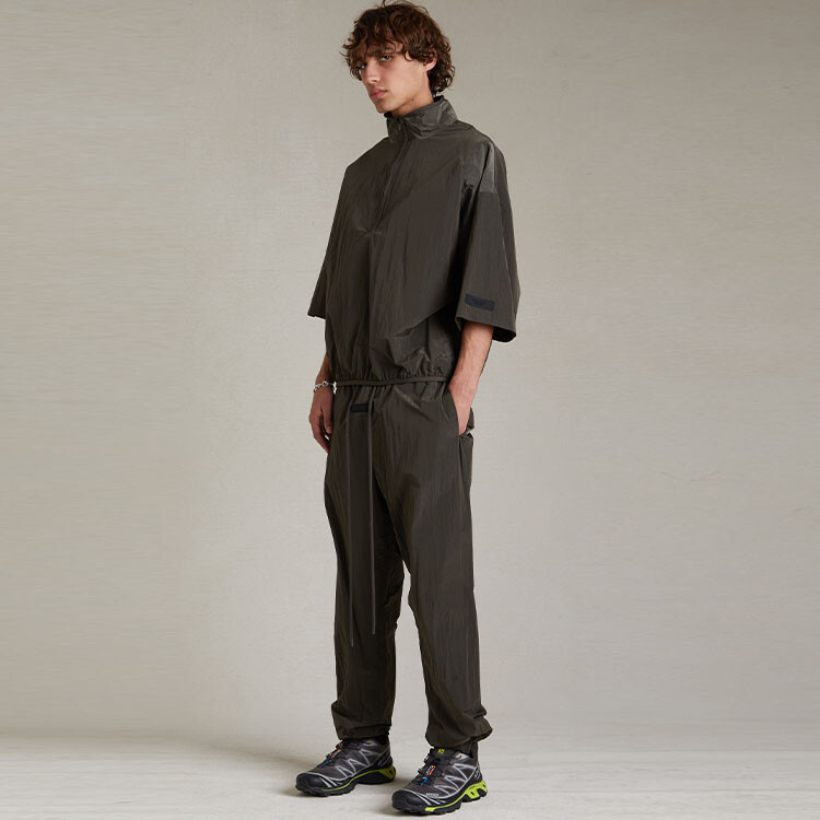 Спортивные штаны из мятого нейлона Fear Of God Essentials, черный — фото 2