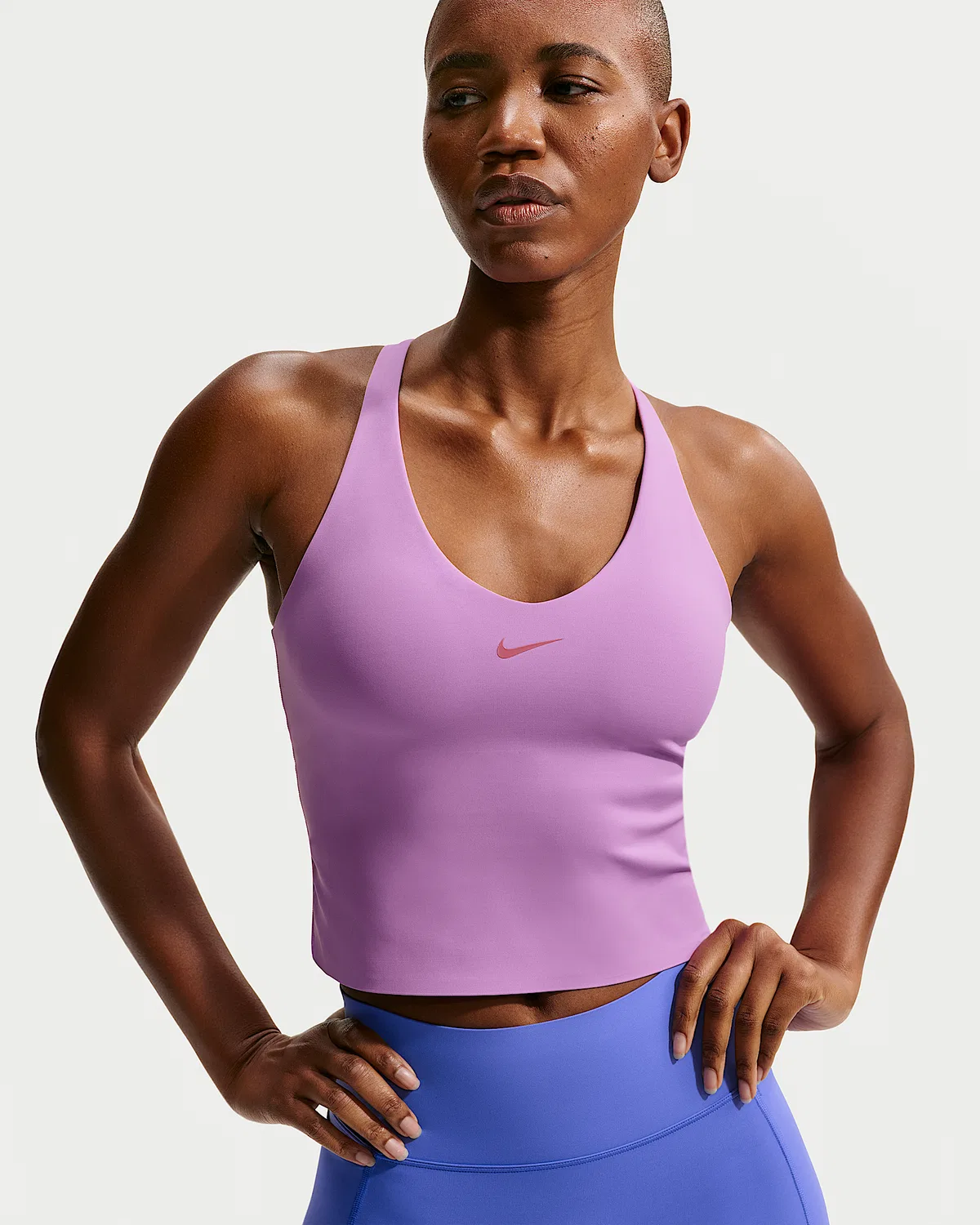 Женский топ-бра Nike Universa средней поддержки с чашечками, Light Magenta/Dark Orchid/Desert Berry — фото 2