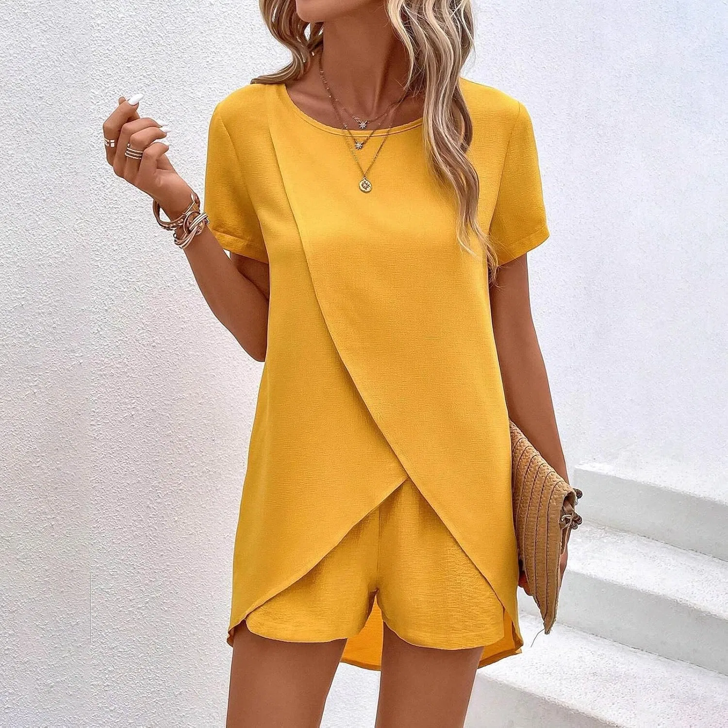 Спортивный костюм из двух предметов, Women's Solid Round Neck Tulip Hem Short Sleeve Top and Shorts Set, Yellow — фото 3