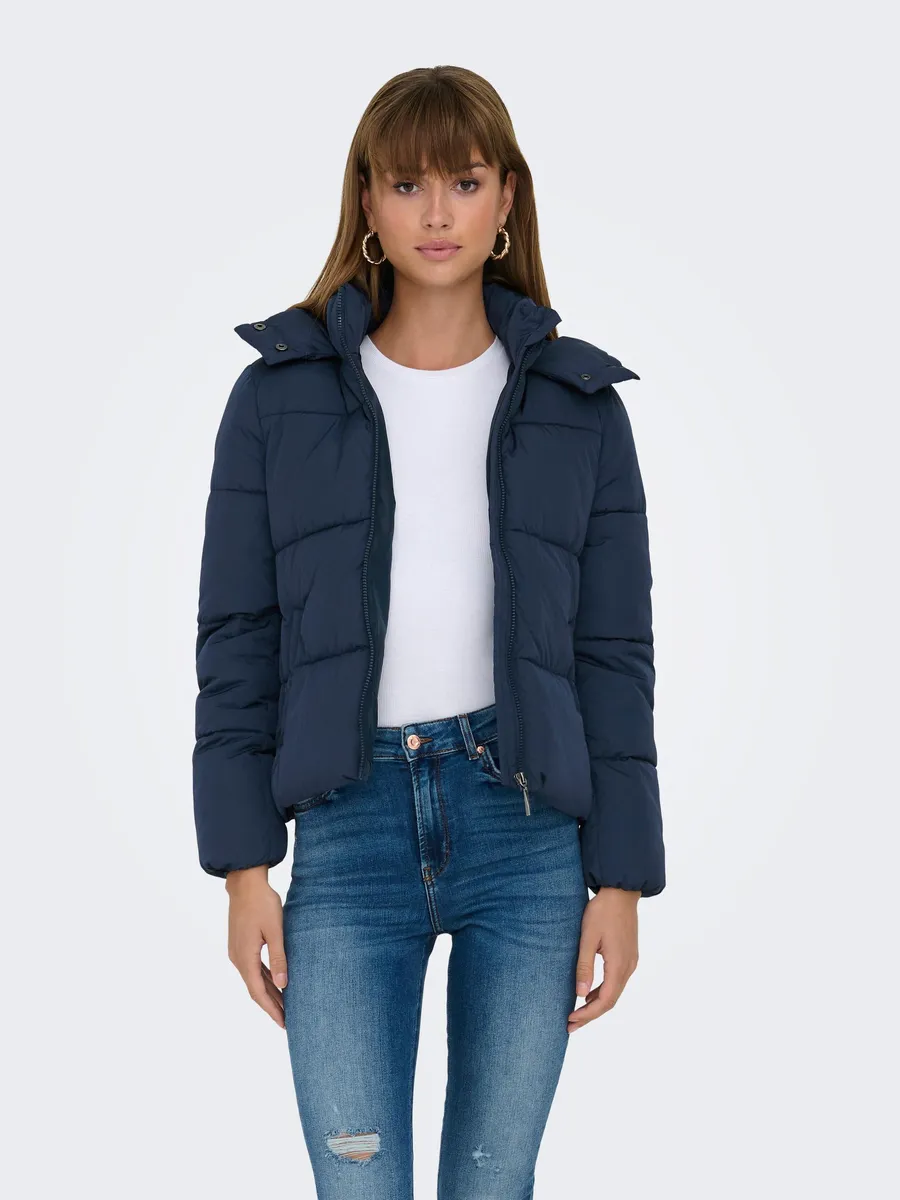 

Стеганая куртка ONLY "ONLCALLIE FITTED PUFFER JACKET CC OTW", с капюшоном, цвет Dress Blues