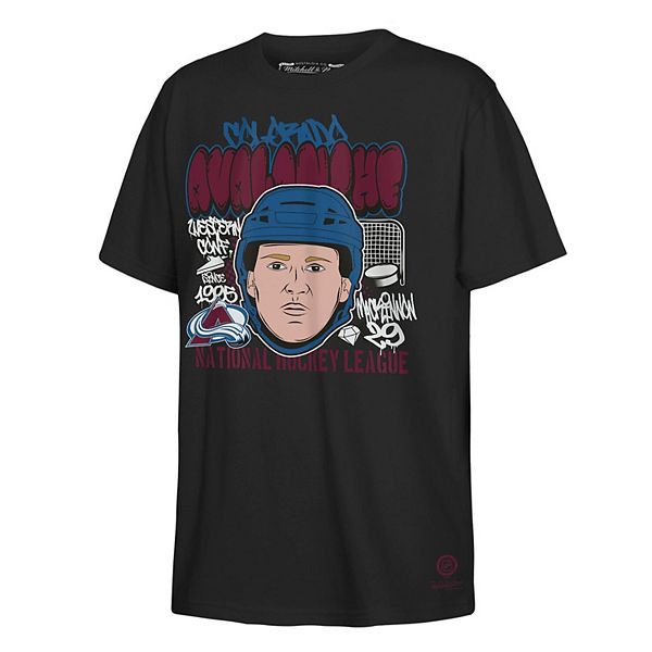 Футболка с карикатурой Nathan MacKinnon в черном цвете Colorado Avalanche Mitchell & Ness — фото 3