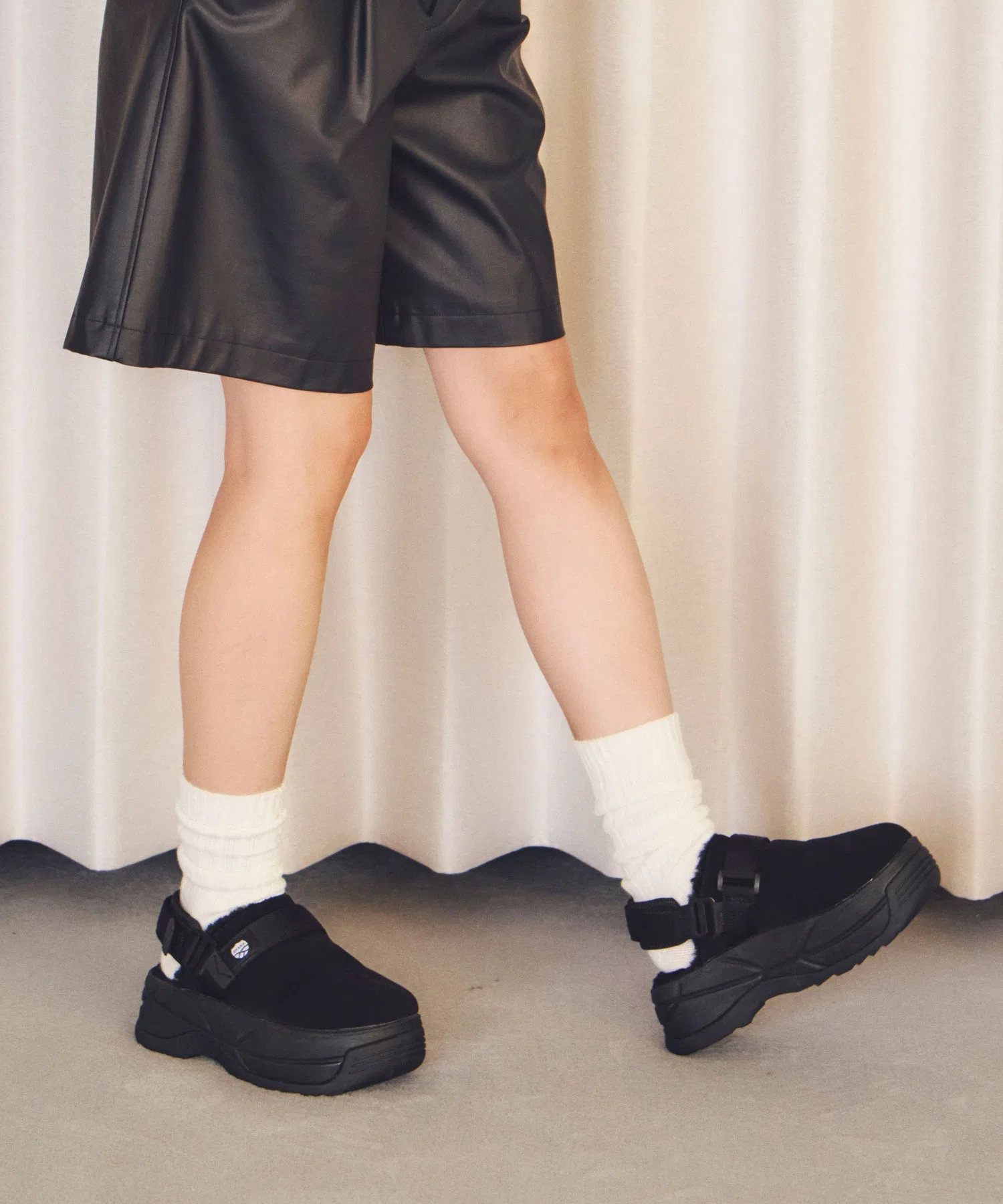 Унисекс сабо SHAKA SNUG CLOG MOUTON CHUNKY на толстой подошве чёрные