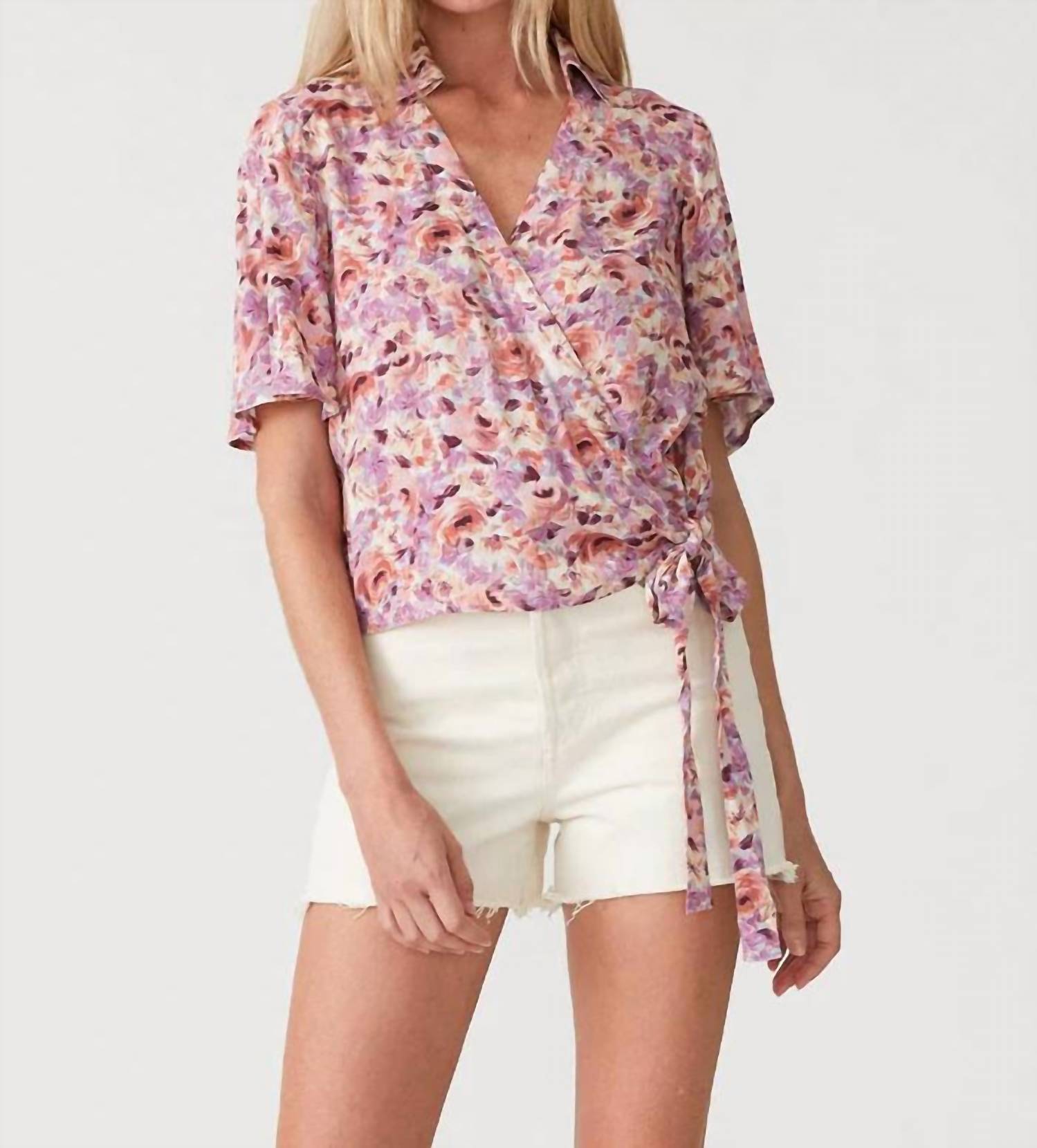 

Топ Posey Floral Flutter Sleeve Wrap Top в цвете Dusty Purple/taupe LOVESTITCH