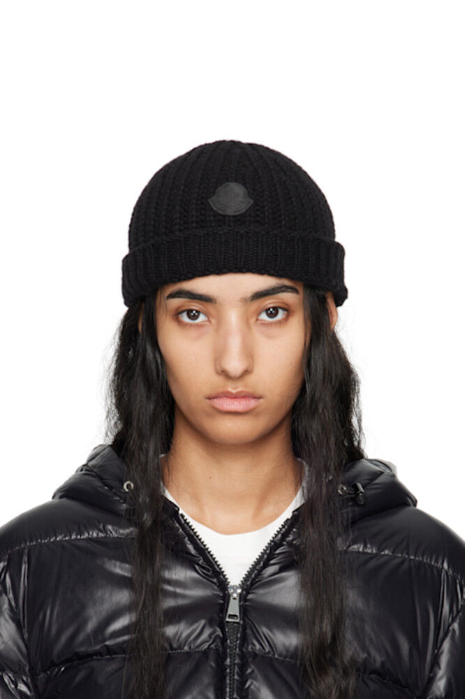 

Черная шерстяная шапка Moncler