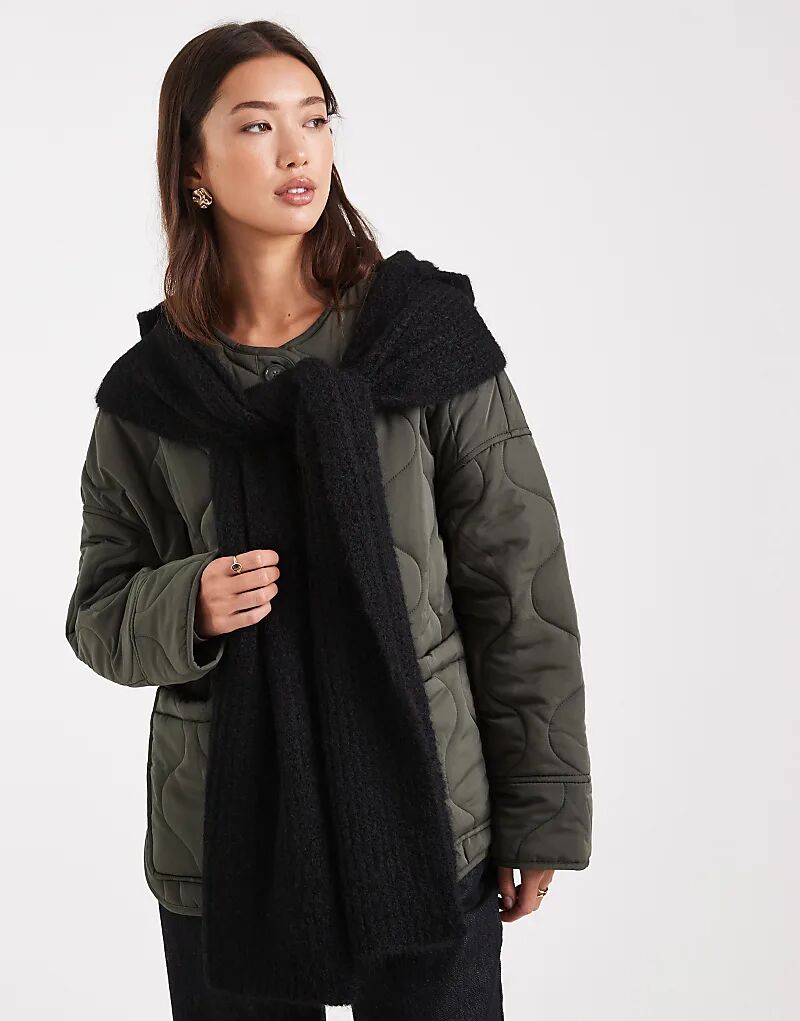 

Супермягкий вязаный шарф с капюшоном черного цвета.