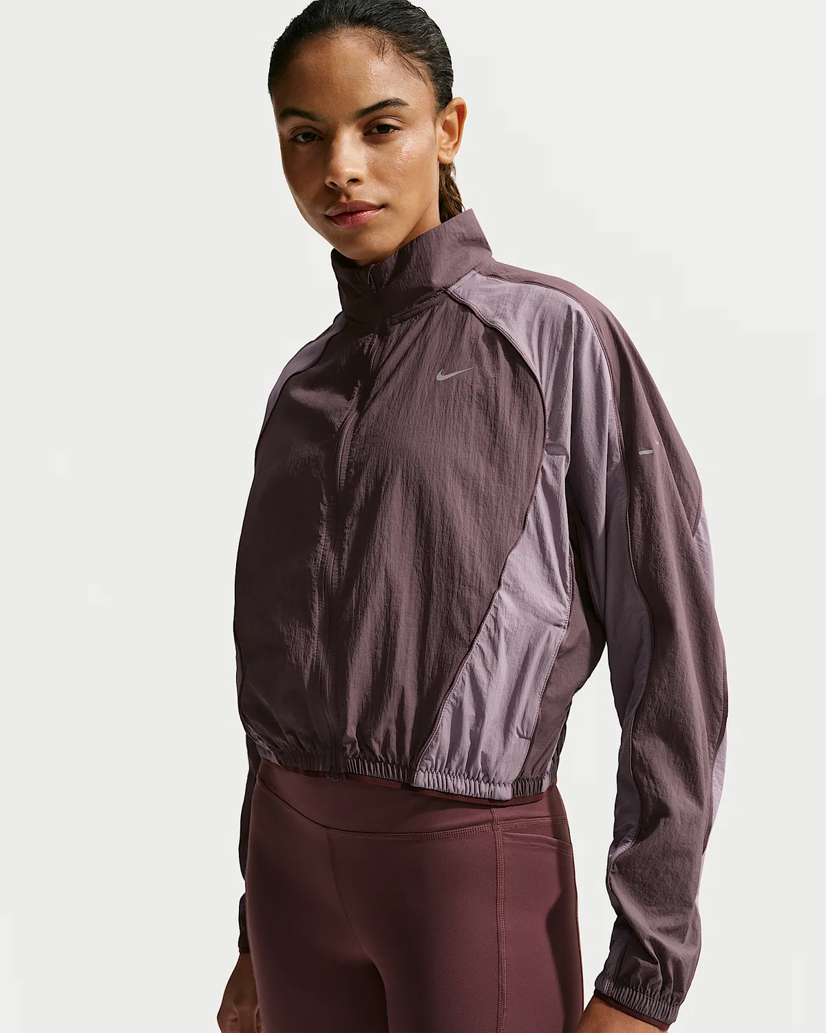 Женская ветровка Nike Swift с защитой от УФ-лучей, Tattoo/Light Violet Ore/Burgundy Crush