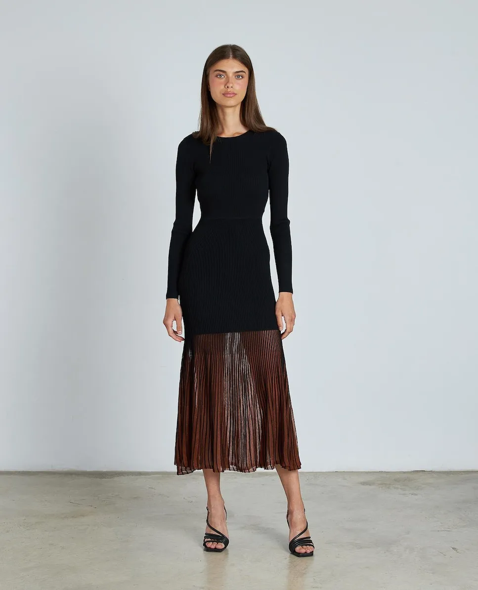 

Приталенное платье миди с длинной плиссированной юбкой и длинными рукавами Alma en Pena, черный