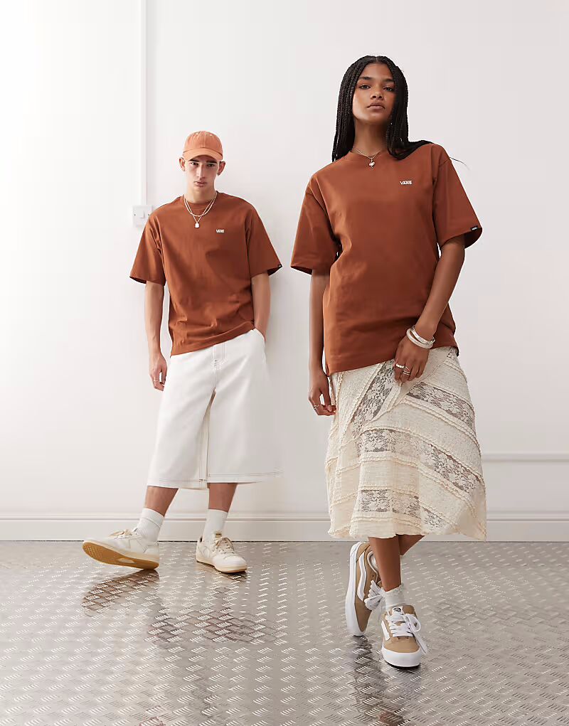 

Футболка Vans с логотипом на левой стороне груди коричневого цвета - эксклюзивно для ASOS