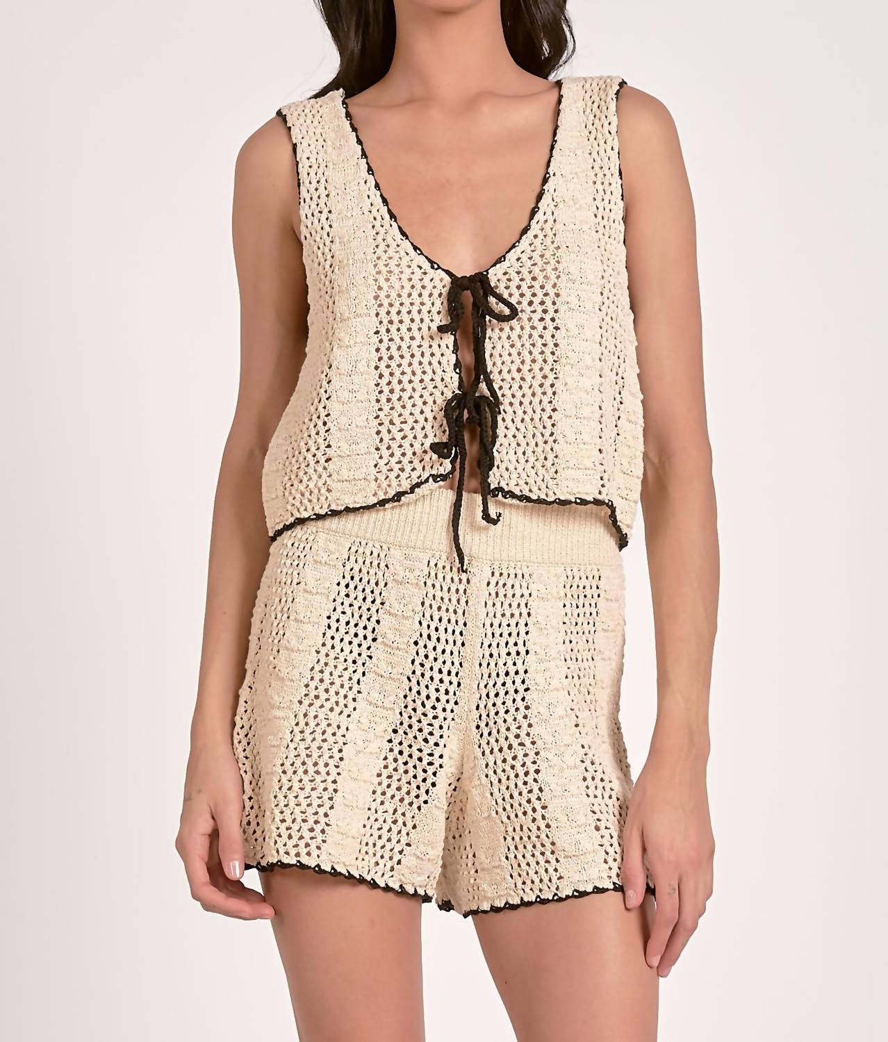 

Топ Taja без рукавов в натуральном цвете с черной каймой ELAN