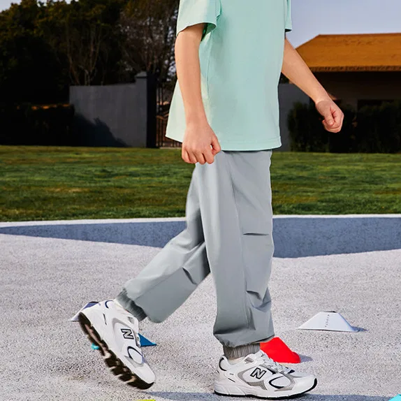 Детские спортивные штаны New Balance Thin Sweatpants светло-серые — фото 4