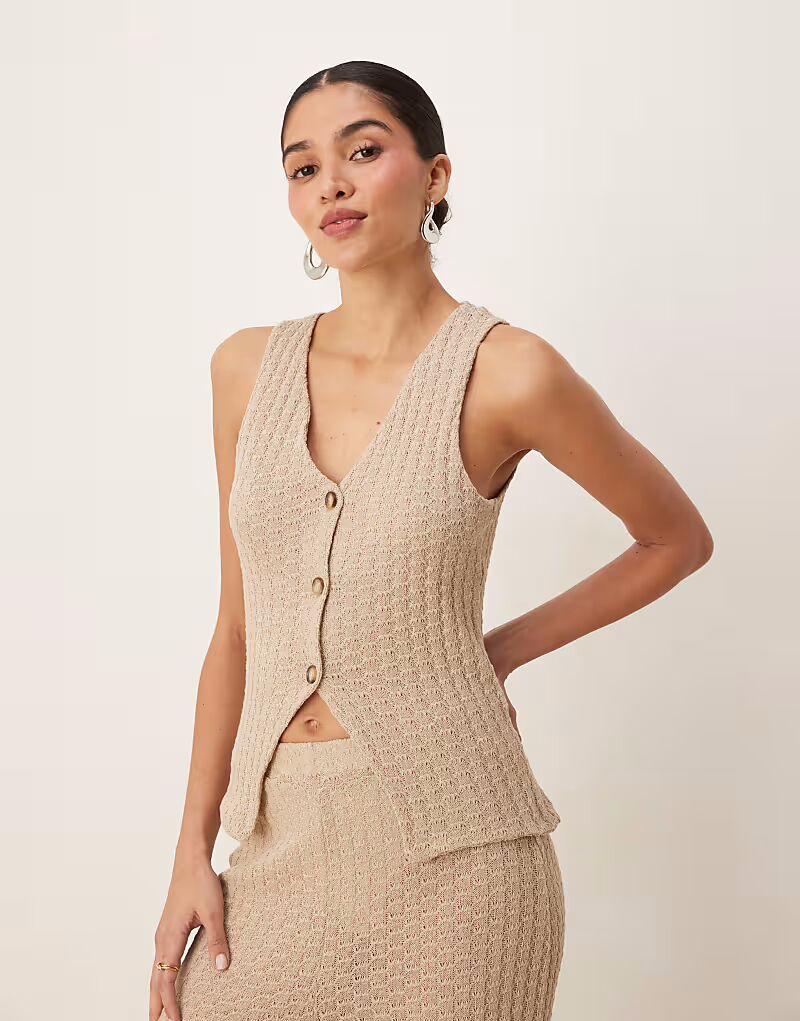 

Трикотажный жилет без рукавов ASOS DESIGN цвета «песок» на пуговицах