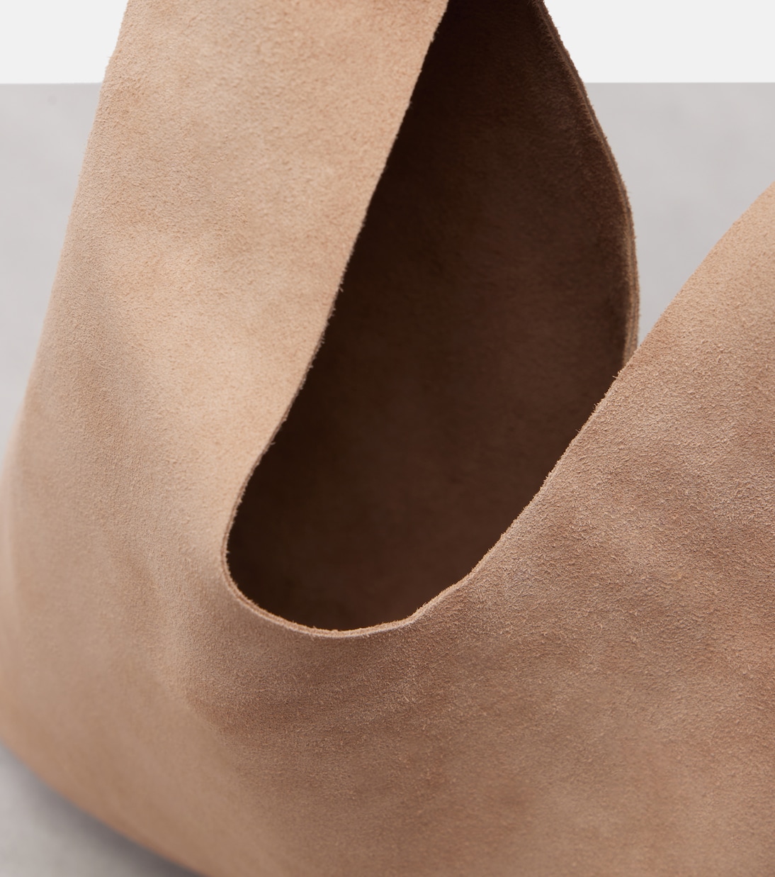 Биндл маленькая замшевая сумка-тоут The Row, Beige Melange — фото 3