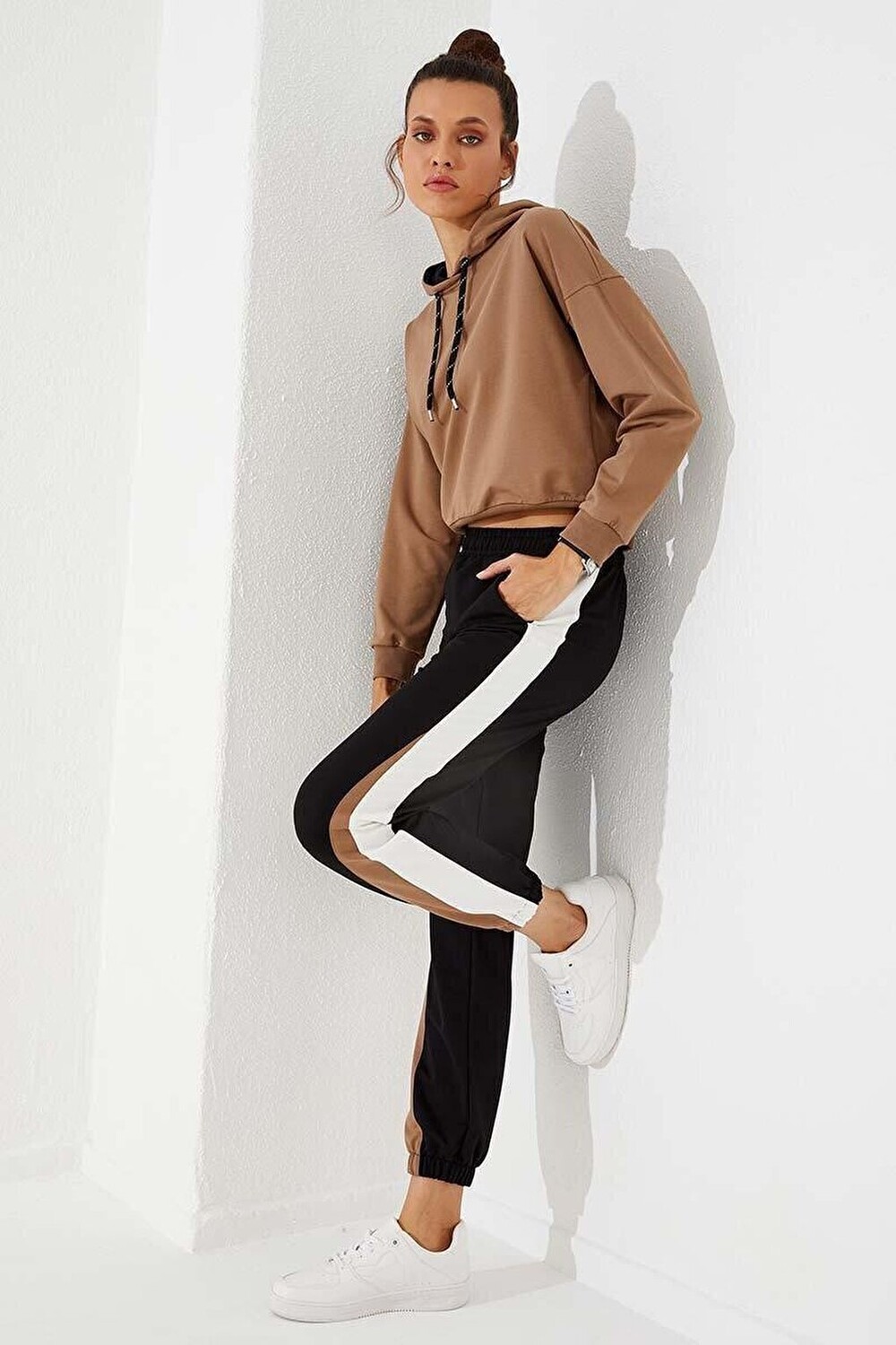 

Черный двухцветный полосатый женский спортивный костюм удобной формы с эластичной резинкой TOMMYLIFE