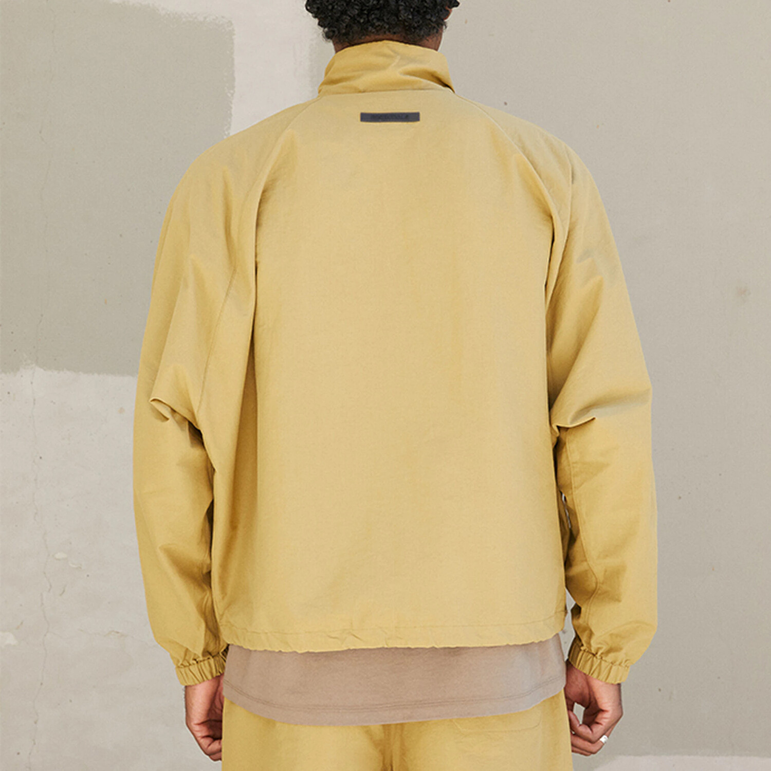 Осень/Зима 21 Куртка унисекс янтарного цвета Fear Of God Essentials, цвет Amber — фото 3