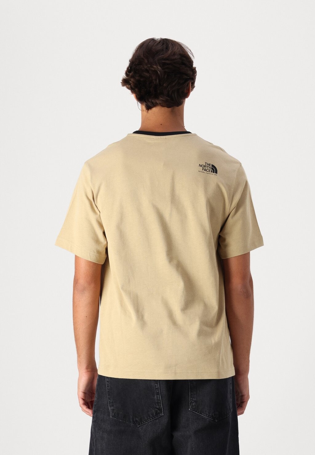 

Базовая футболка HERITAGE POCKET TEE The North Face, хаки