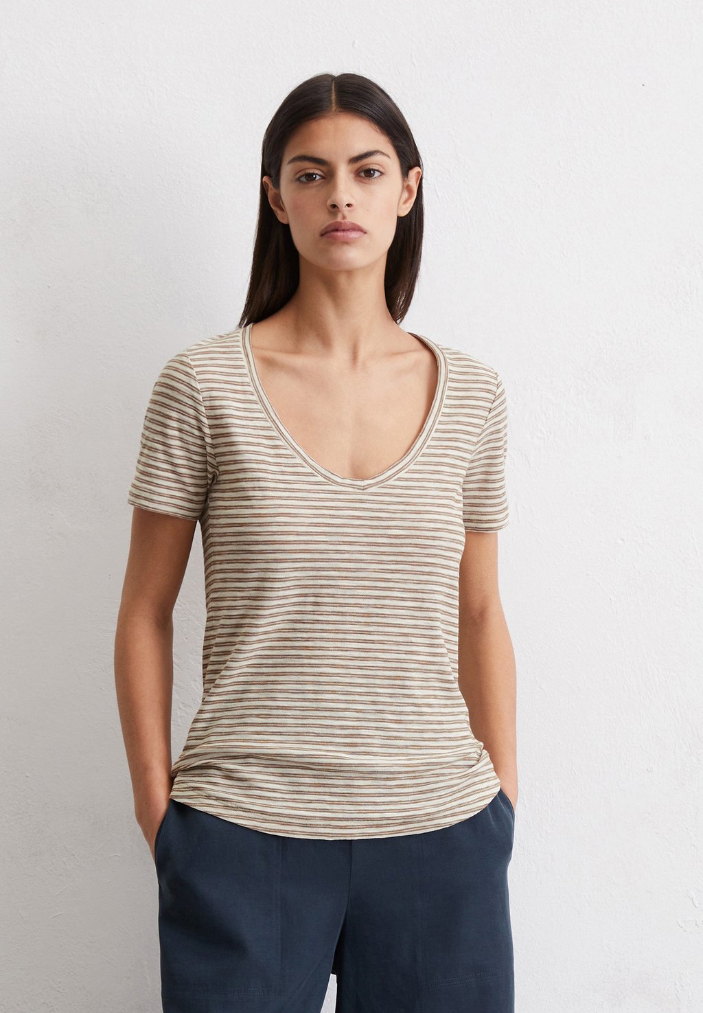 

Футболка с принтом SHORT SLEEVE V NECK STRIPED Marc O'Polo, светло-коричневый