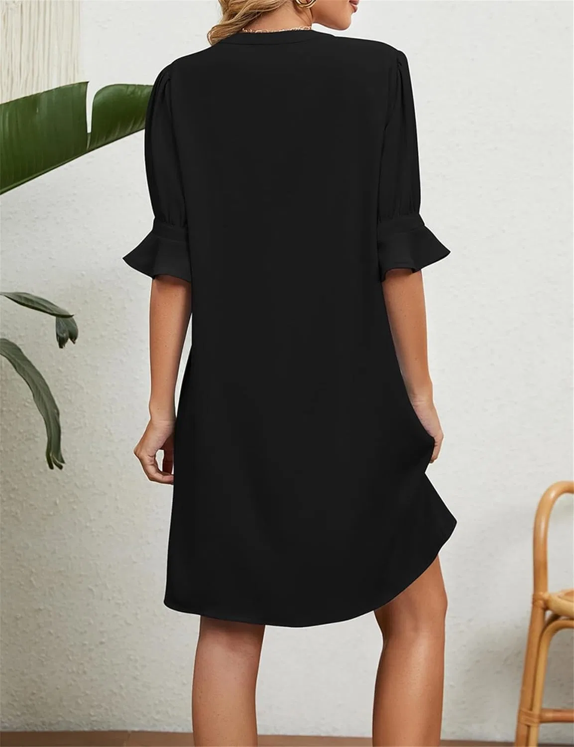 Летние платья для женщин: платье-футляр свободного кроя с короткими рукавами и V-образным вырезом, с оборками, в стиле «короткое платье-рубашка», с карманами — фото 4