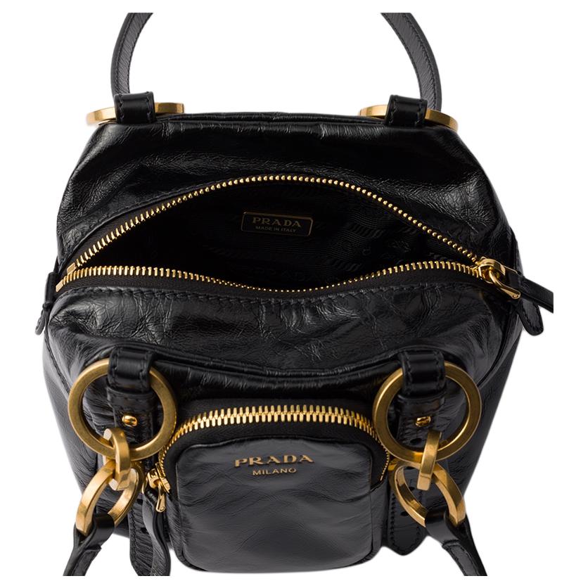 PRADA Миниатюрная женская наплечная сумка из коровьей кожи черного цвета — фото 4