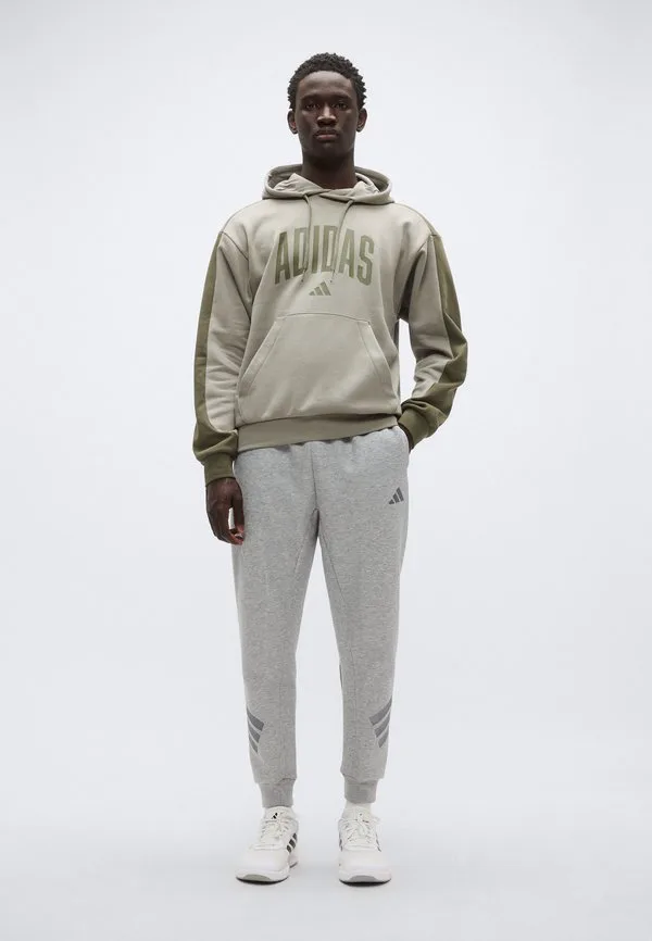 Толстовка с капюшоном в университетском стиле Adidas Sportswear, Silver-Coloured Pebble/Olive Strata — фото 2
