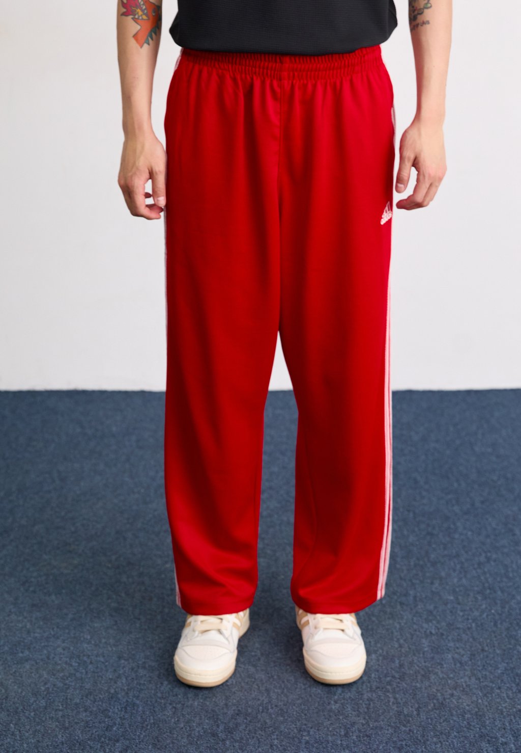 

Спортивные штаны TRACK PANT Adidas Originals, красный