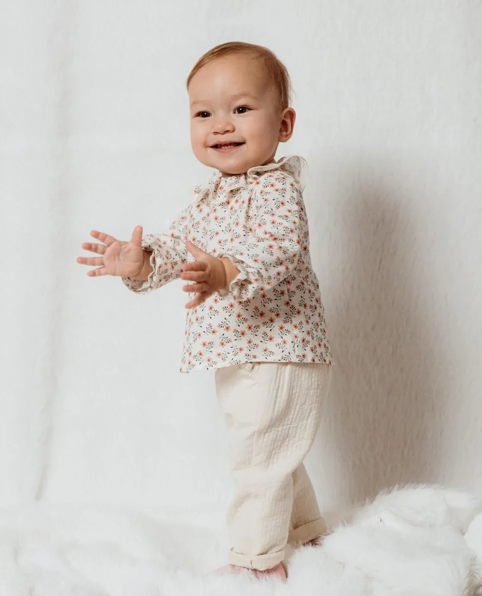 

Детская блузка с рюшами на воротнике и кружевной отделкой Fina Ejerique, мультиколор