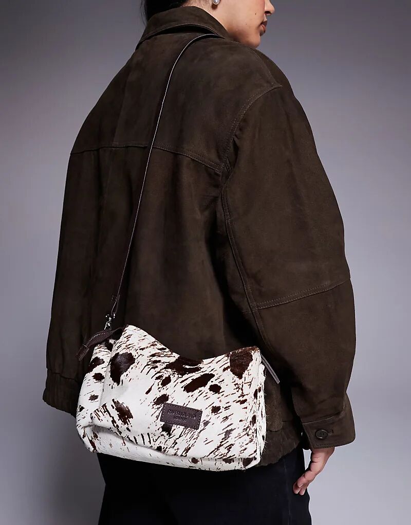 

Сумка через плечо River Island из кожи с принтом коровы и шерсти пони коричневого цвета