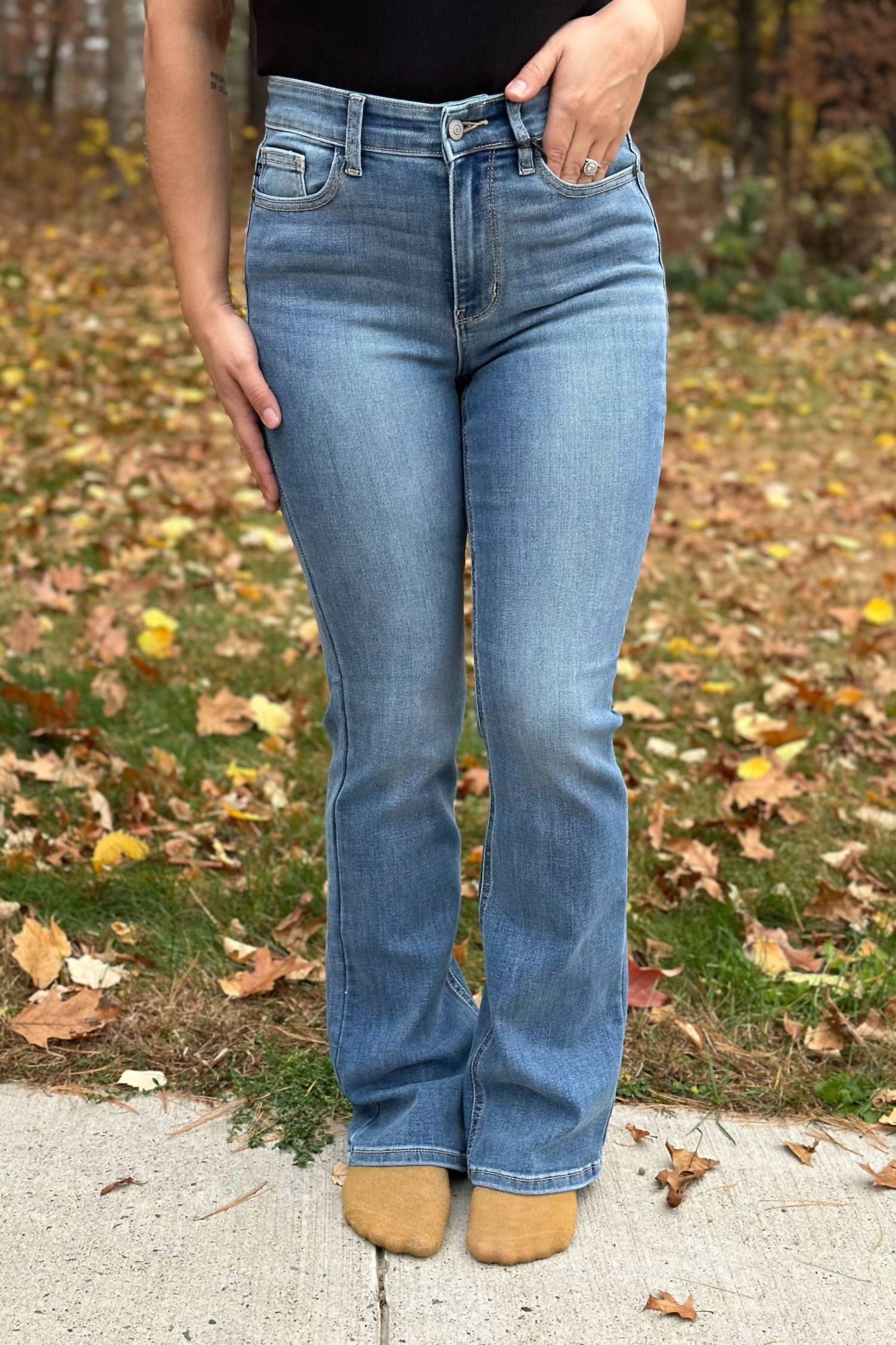 

Keep It Classic Джинсы-клеш с контрастной отделкой в средней потертости Judy Blue, Medium Wash