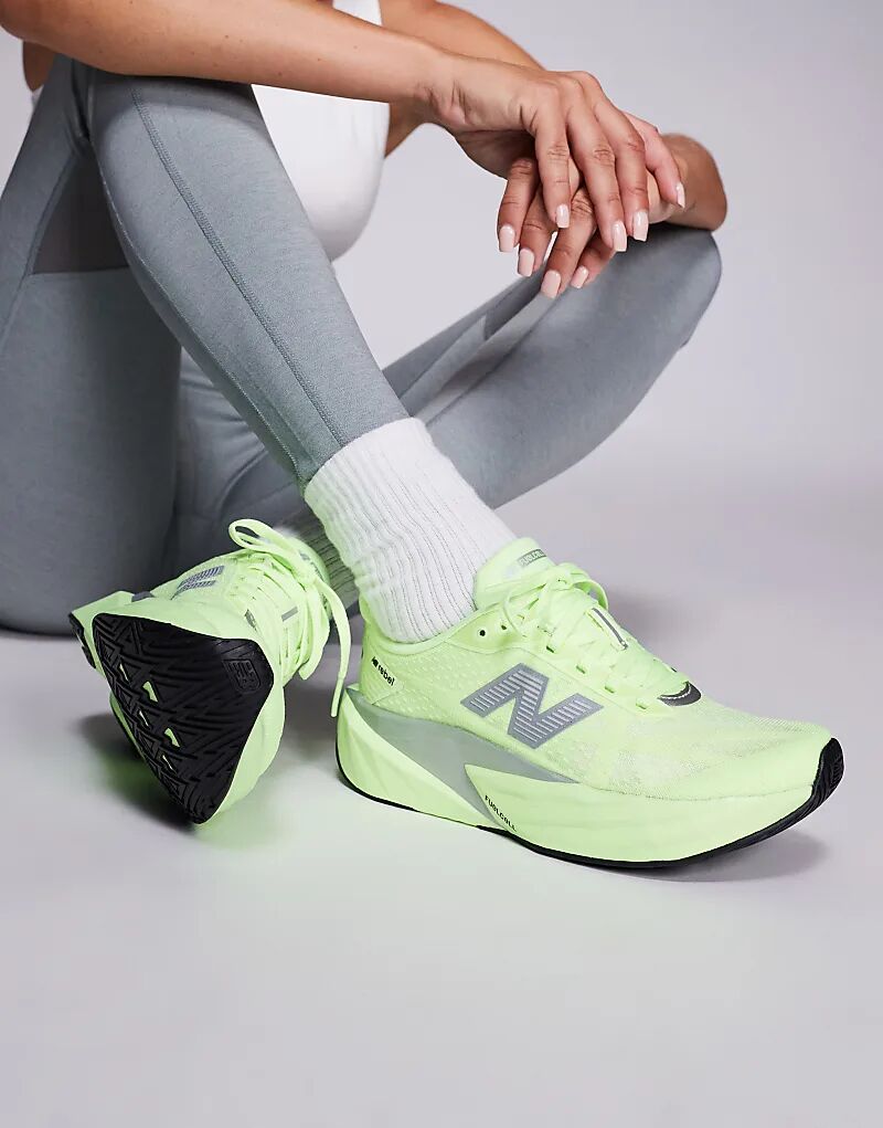 Женские кроссовки для бега New Balance Fuelcell Rebel v5 в цвете «Volt Yellow»