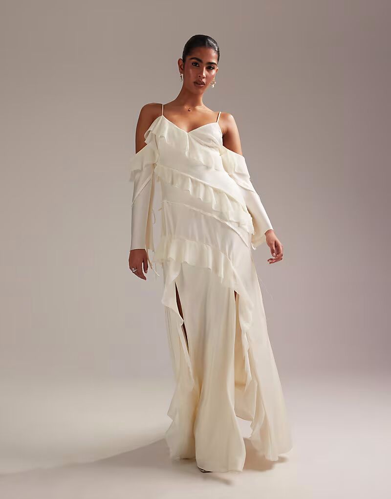 

Платье макси из смеси атласного шифона и рюшами, скрытыми плечами, цвета слоновой кости Asos Design