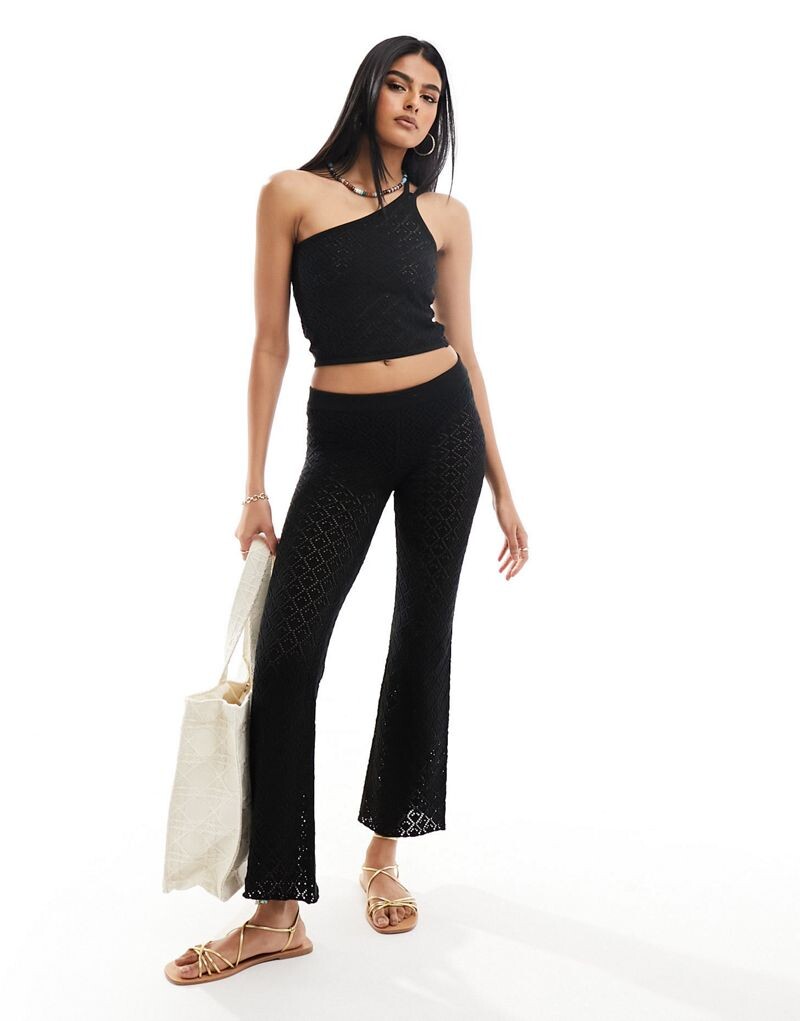 

Miss Selfridge – черные брюки-клеш, связанные крючком, входят в комплект