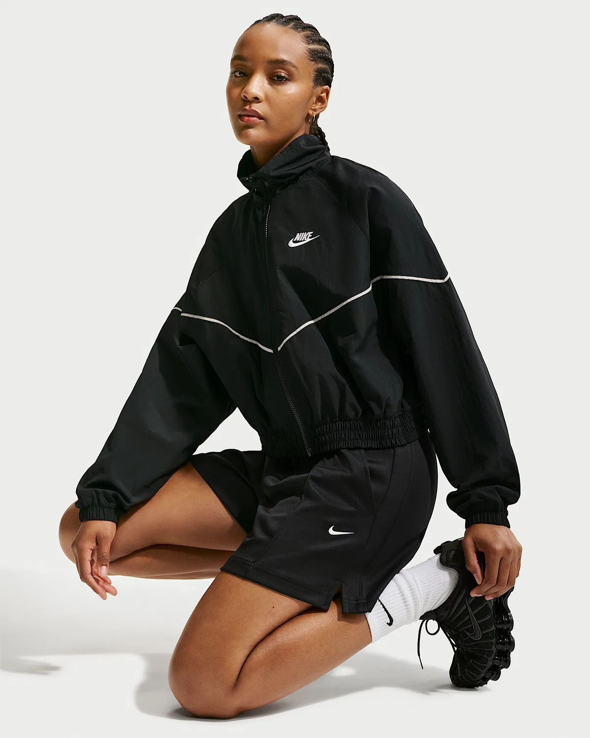 Женские шорты для бега Nike Sportswear из полиэстера со средней посадкой, Black/Black/Sail — фото 4