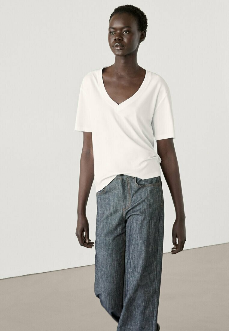 

Базовая футболка V-NECK Massimo Dutti, белый