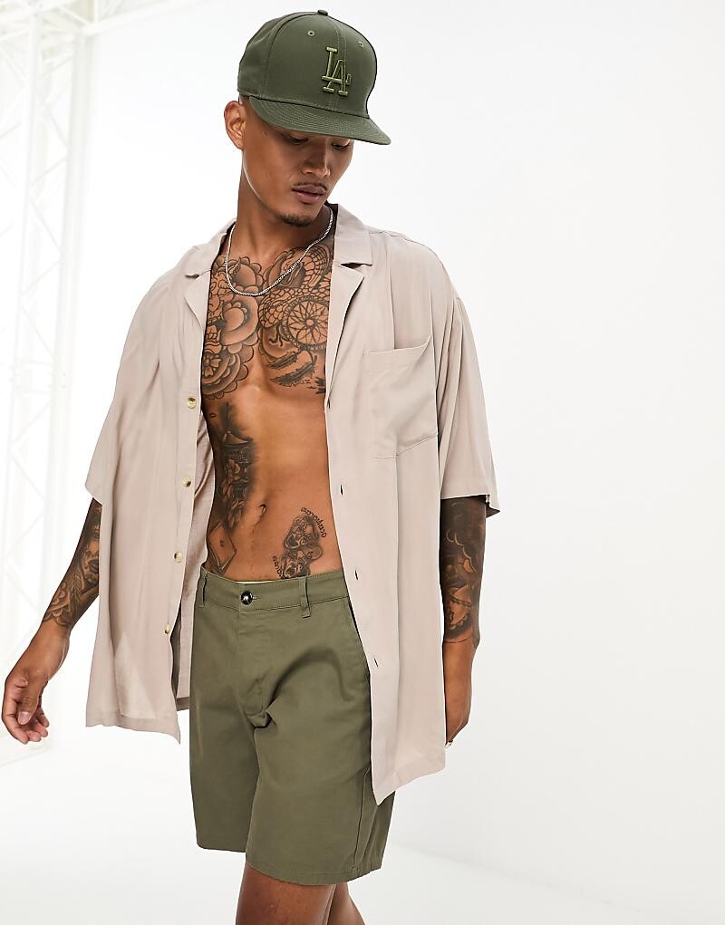 

ASOS DESIGN – Удлиненная рубашка для боулинга из серо-коричневой вискозы с заниженными плечами