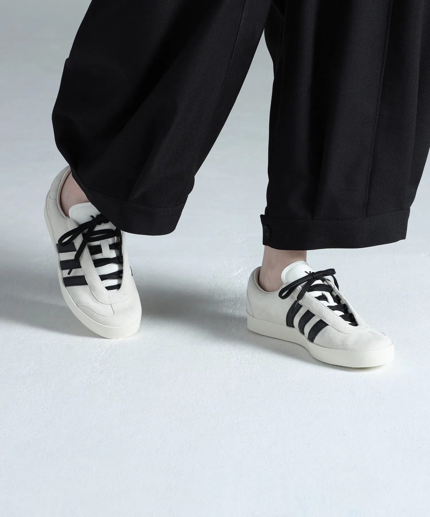 Унисекс кроссовки Y-3 GAZELLE из кожи белые с чёрным — фото 2