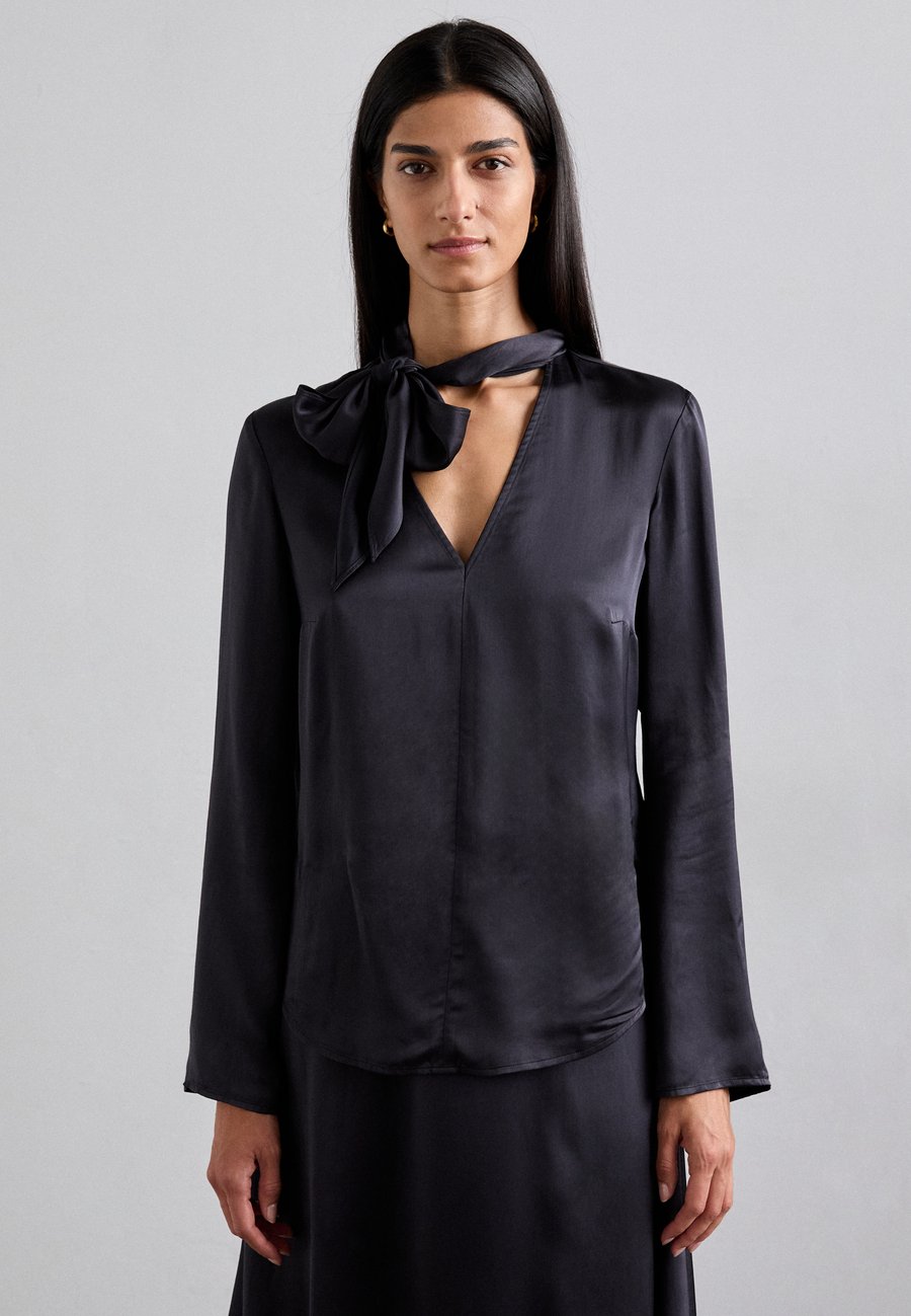 

Блуза Tiger of Sweden SOREN, Deep Ocean/Blue