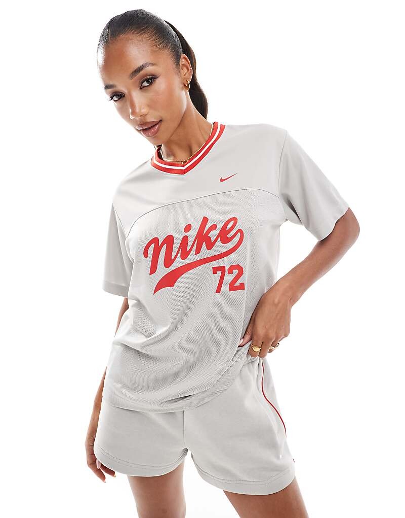 

Футбольная майка Nike Trend светло-серого и красного цветов