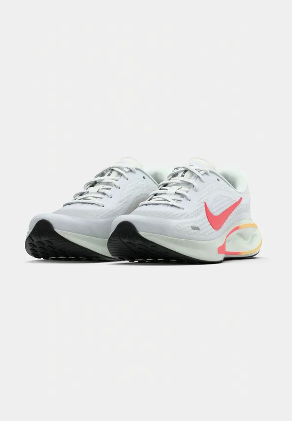 Кроссовки для бега по шоссе от компании journey run Nike Performance, White/Bright Crimson/Spruce Aura/Topaz Gold-Coloured/Black — фото 3