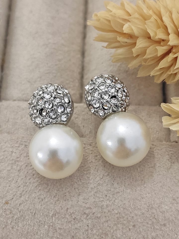 

Nakkash Серьги-гвоздики с серебряным покрытием, украшенные декоративными жемчужинами и кубическим цирконием