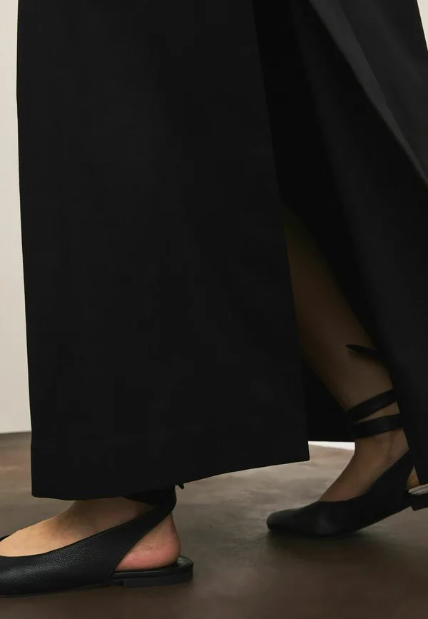 

Длинная юбка-макси с эластичным поясом, укороченного кроя. Next, Black