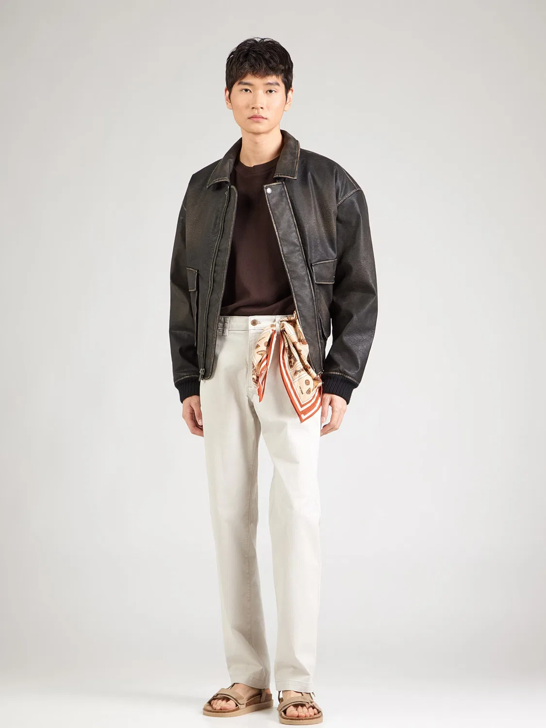 Брюки-чиносы Gap Regular ESSENTIAL светло-серого цвета — фото 4