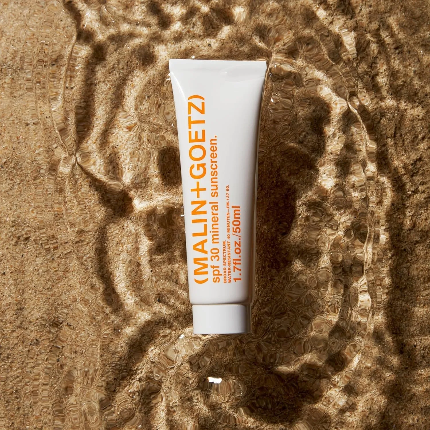 MALIN+GOETZ SPF 30 минеральный солнцезащитный крем для лица и тела с оксидом цинка, диоксидом титана и маслом ши, увлажняющий и осветляющий, веганский, безопасный для рифов, без жестокости (50 мл), Cranberry — фото 2