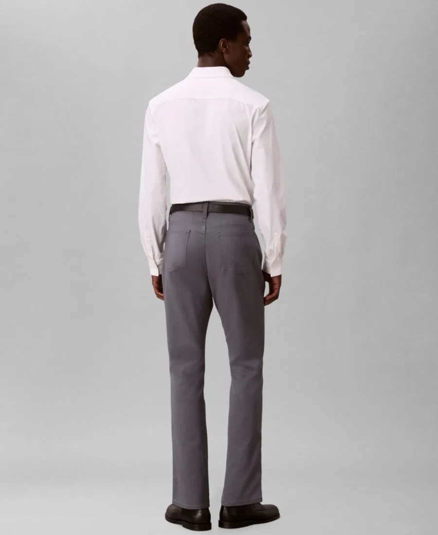Мужской комплект: брюки CK Move 365 Slim-Fit Performance Stretch и рубашка с длинными рукавами из шамбре Slim-Fit на пуговицах Calvin Klein, серый — фото 4